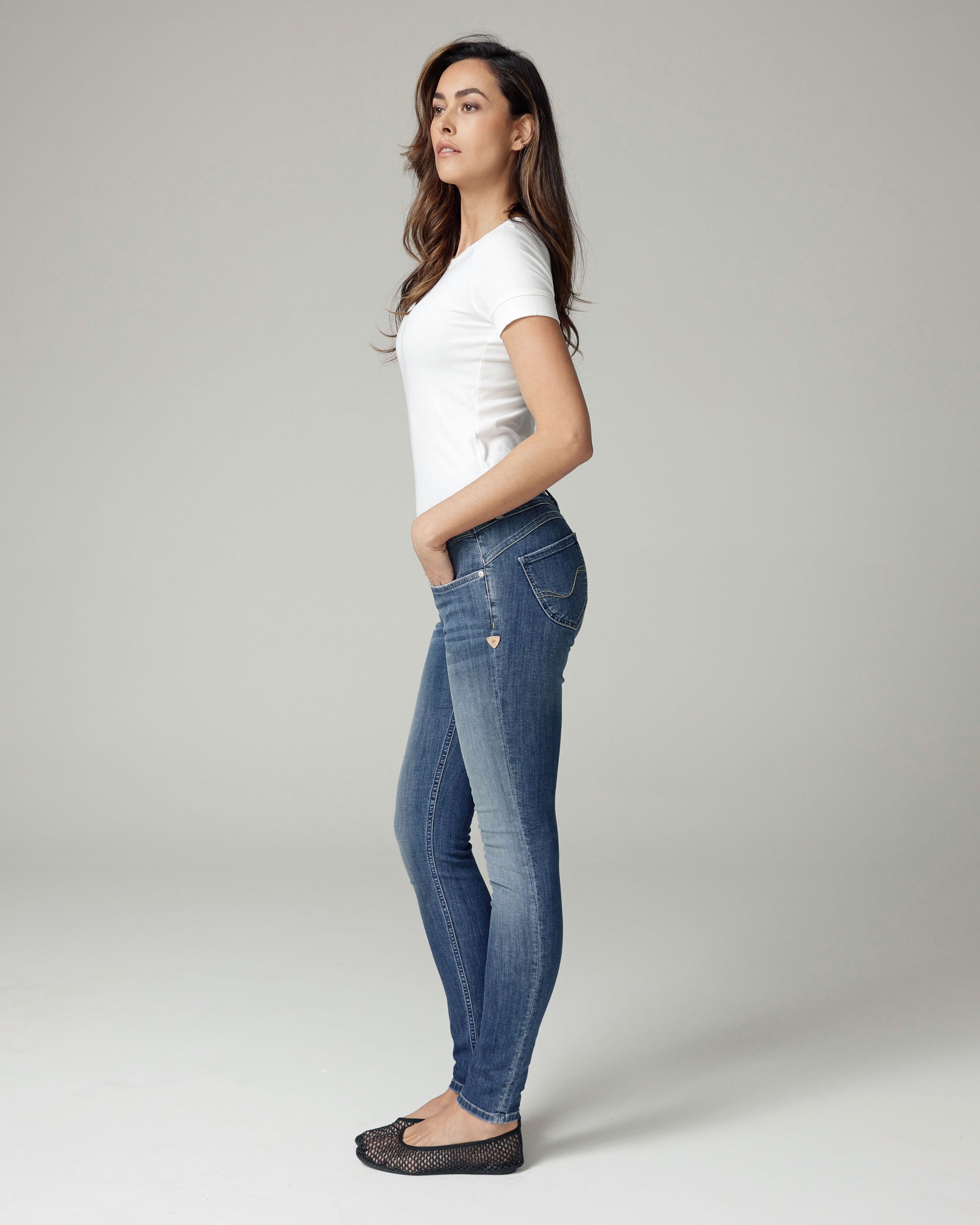 Mid-Blue Vintage-Effect Skinny Mid-Rise Jeans | The Manuela Secondary image